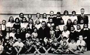 De los 99 escolares de la foto, 82 fueron muertos en camaras de gas.