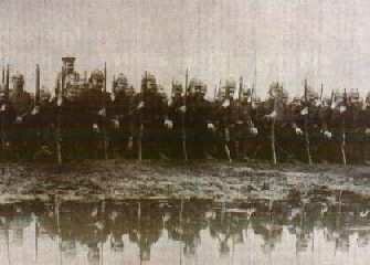 Reservistas alemanes de maniobras en la I Guerra Mundial equipados con mauser 71-84