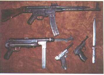 De arriba a abajo: Stg44; subfusil MP40; pistola Luger P-08; Walter P-38 y bayoneta del K-98