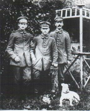 Hiler (derecha) y su perro Foxl en Fournes, Abril 1915