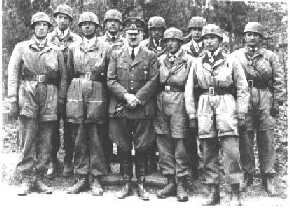 Hitler con las tropas paracaidistas despues de la toma del fuerte