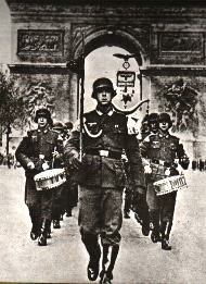 Tropas alemanas desfilando por los Campos Eliseos en Paris