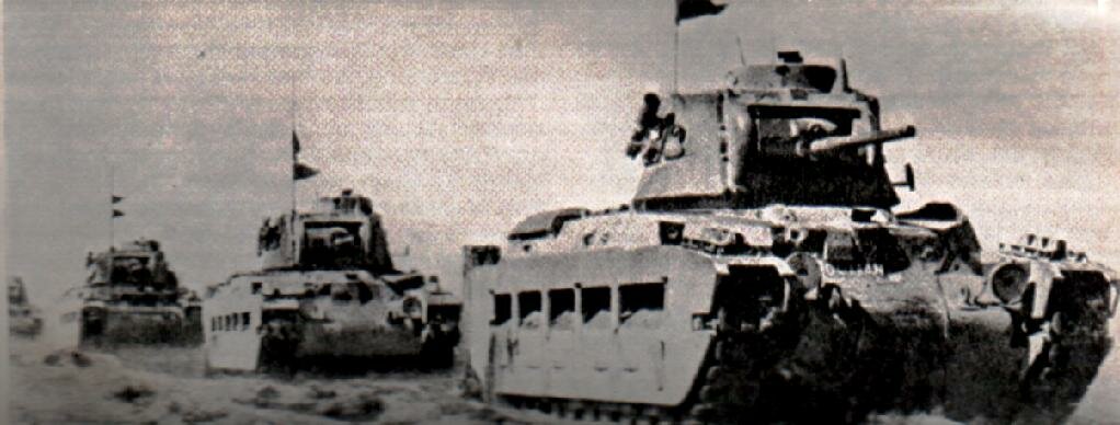 Tanques Matilda britanicos avanzando hacia el frente de Bengasi