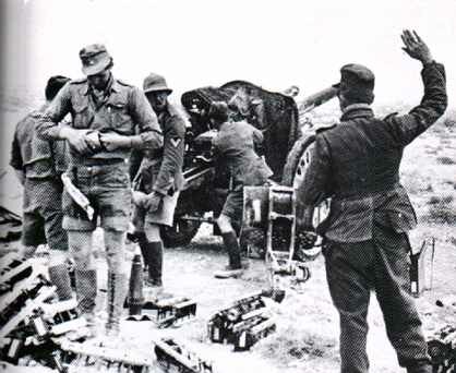 Howitzer de 105mm aleman en accion contra Tobruk