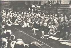 El Ministro von Ribbentrop lee la declaracion de guerra contra Rusia