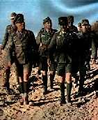 Rommel acompaņado de su Estado Mayor recorre las posiciones alemanas.