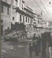 Carros blindados americanos en las calles de Salerno
