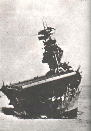 Yorktown escorando a babor, despues de ser impactado por los japonese